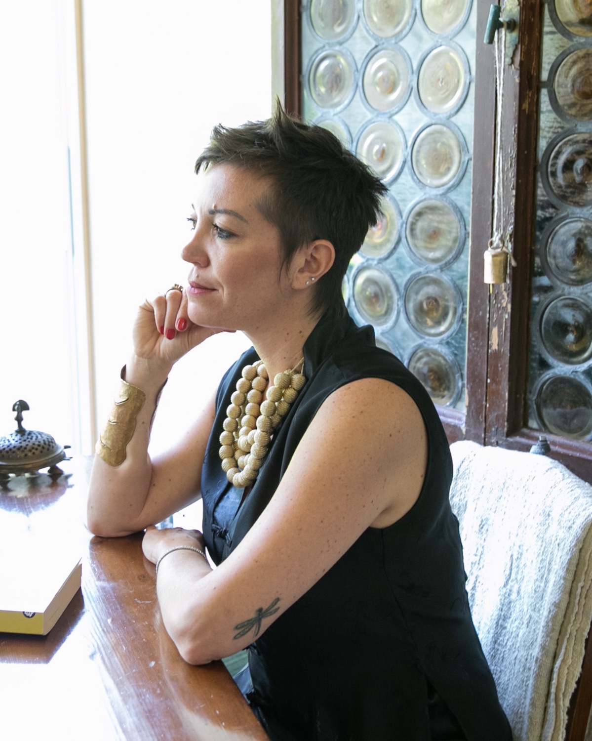 Anna Valeria Frigerio seduta alla scrivania, accanto a una finestra